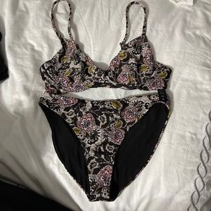 Beach riot bikini top and bottom size medium new without tags black paisley